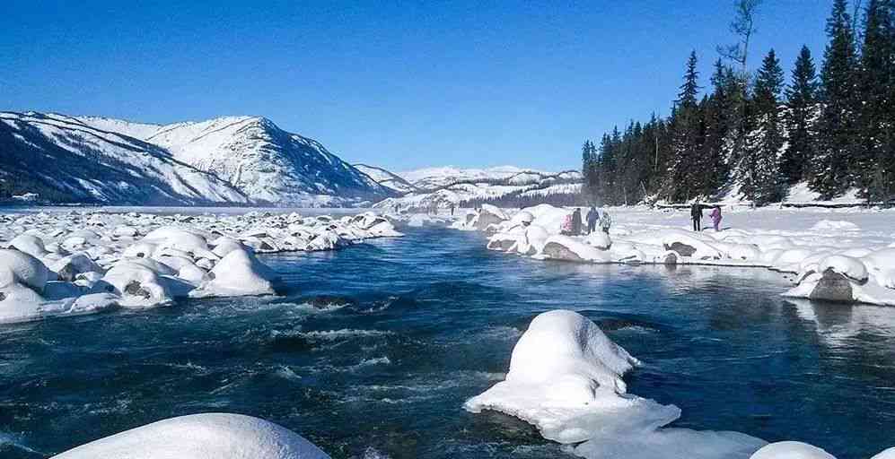 百花山雪场与玉舍雪场的区别：百花山雪景壮观，大雪纷飞，降雪量丰富。