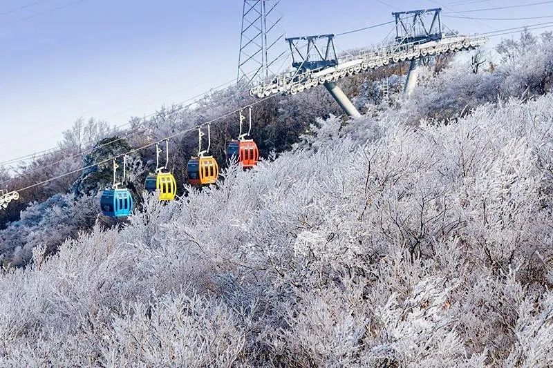 百花山雪场与玉舍雪场的区别：百花山雪景壮观，大雪纷飞，降雪量丰富。