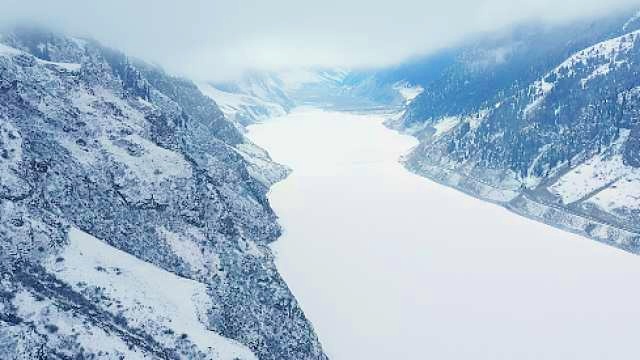 天山雪岭中的翡翠宝藏：冰翠与翠玉之谜