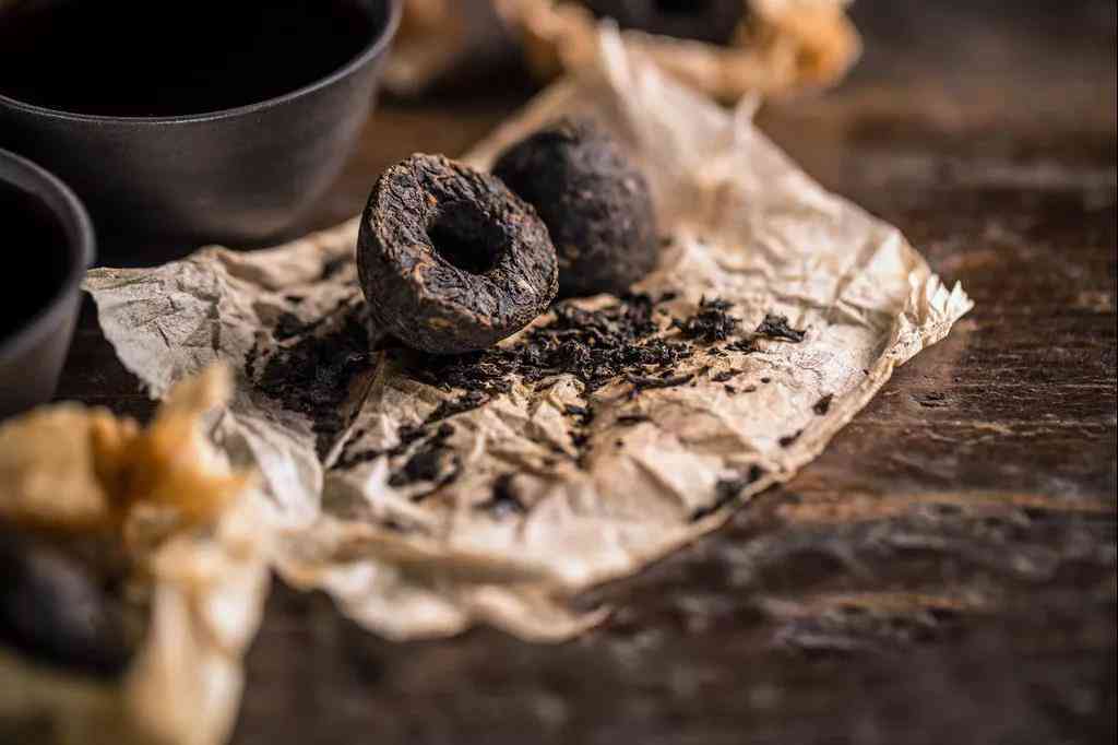 如何辨别生普洱茶饼与熟普洱茶饼：从外观、香气和口感入手