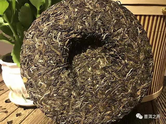 普洱茶：饼茶与散茶之间的微妙差异及其品尝技巧