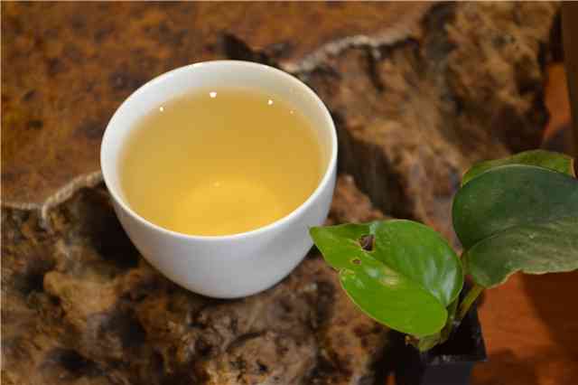 雪山岩子普洱茶全系列价格解析：高品质茶叶的投资选择