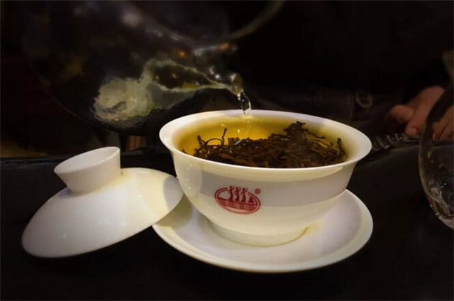 普洱茶的品种分类及其特点：从古树红茶到生散茶的多种选择