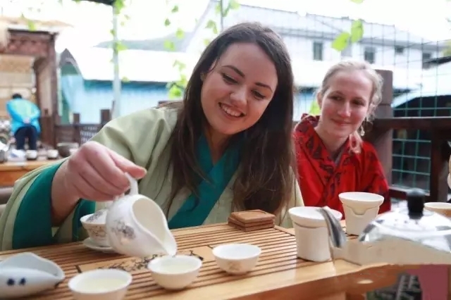 外国人品尝普洱茶的技巧与体验：如何泡出一杯地道的中国茶？