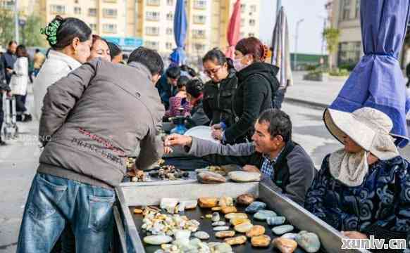 新疆旅游：导游带您深入探寻和田玉的魅力与选购技巧