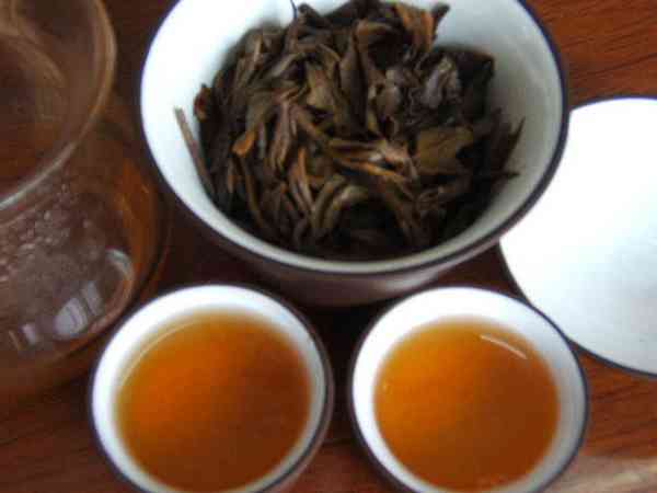 如何正确打开并品饮普洱茶熟茶饼：一份全面指南