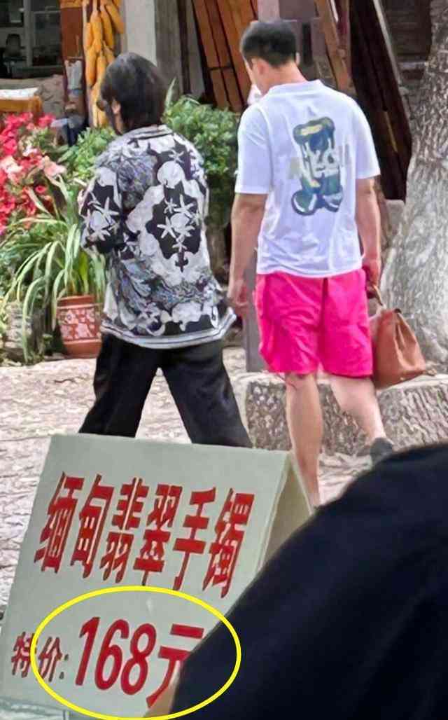 翡翠贴身带好还是隔着衣服戴好：如何选择最适合你的佩戴方式？