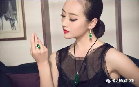 女生佩戴翡翠如意：传统美学与现代时尚的完美融合