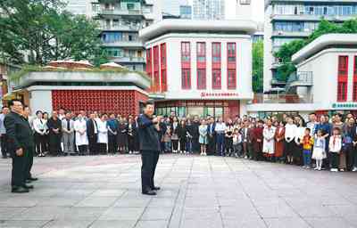 新重庆旅游团参观玉市，亲身体验购买玉的实况与技巧