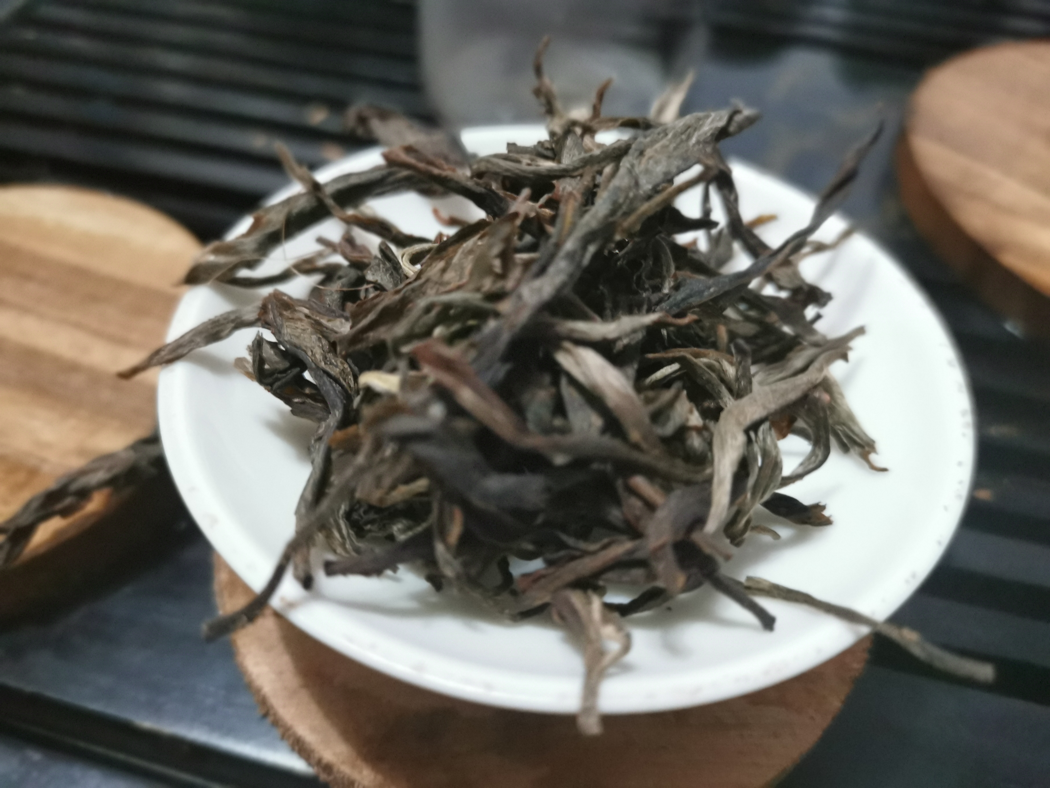 从原料到成品：普洱茶手工制作的全过程解析，了解如何品鉴一杯好茶