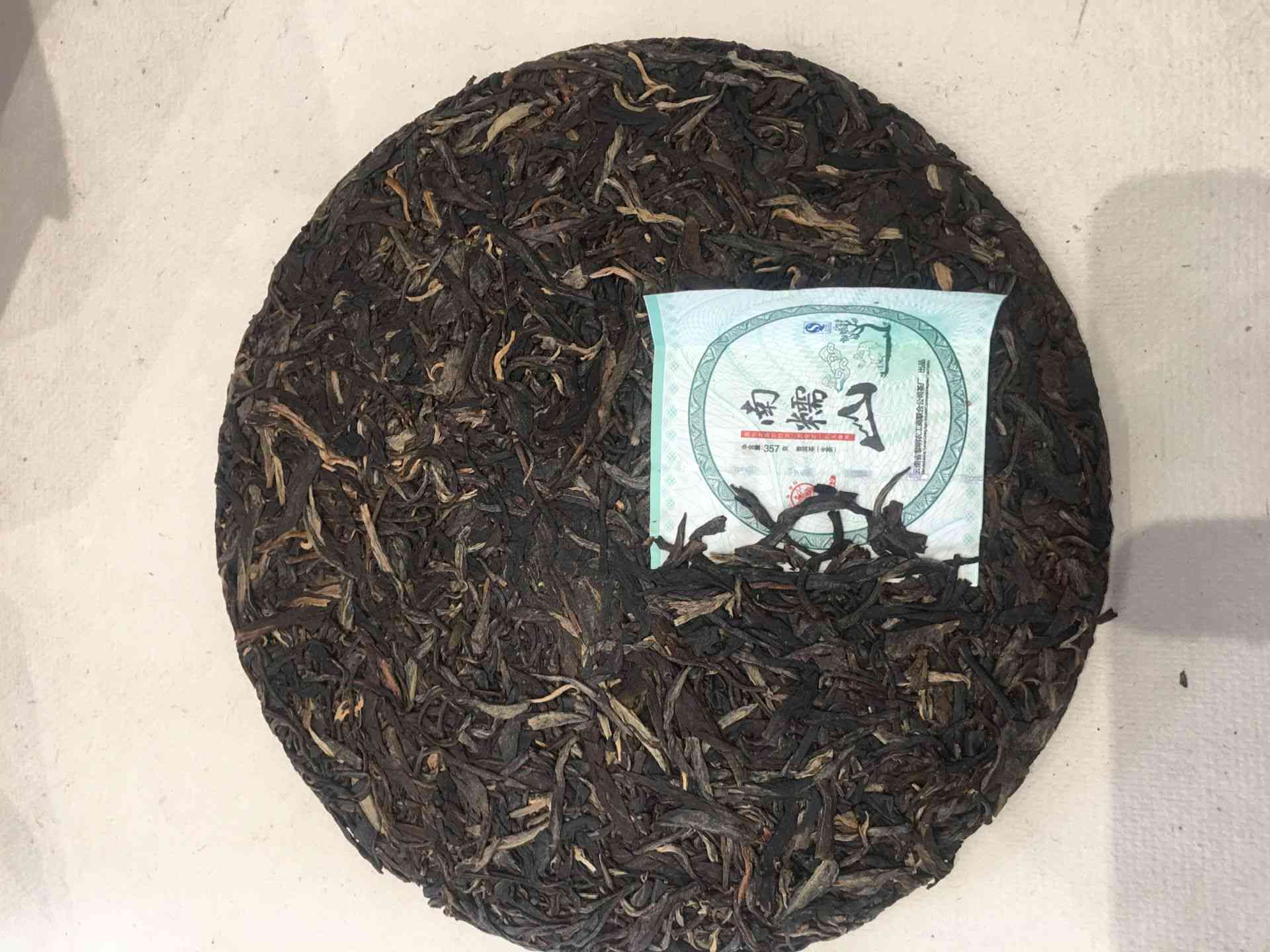 从原料到成品：普洱茶手工制作的全过程解析，了解如何品鉴一杯好茶