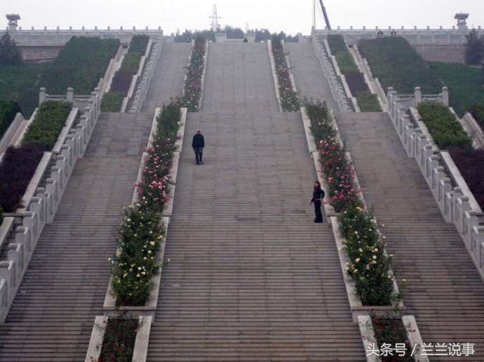 草白玉属于花岗岩吗？请解释草白玉与花岗岩的区别。