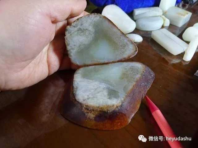 和田玉籽料有黑点是好玉吗？值钱吗？