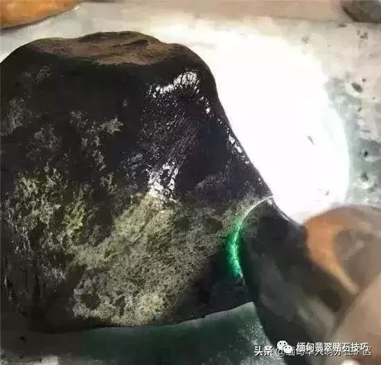 翡翠原石青皮腊壳很厚正常吗