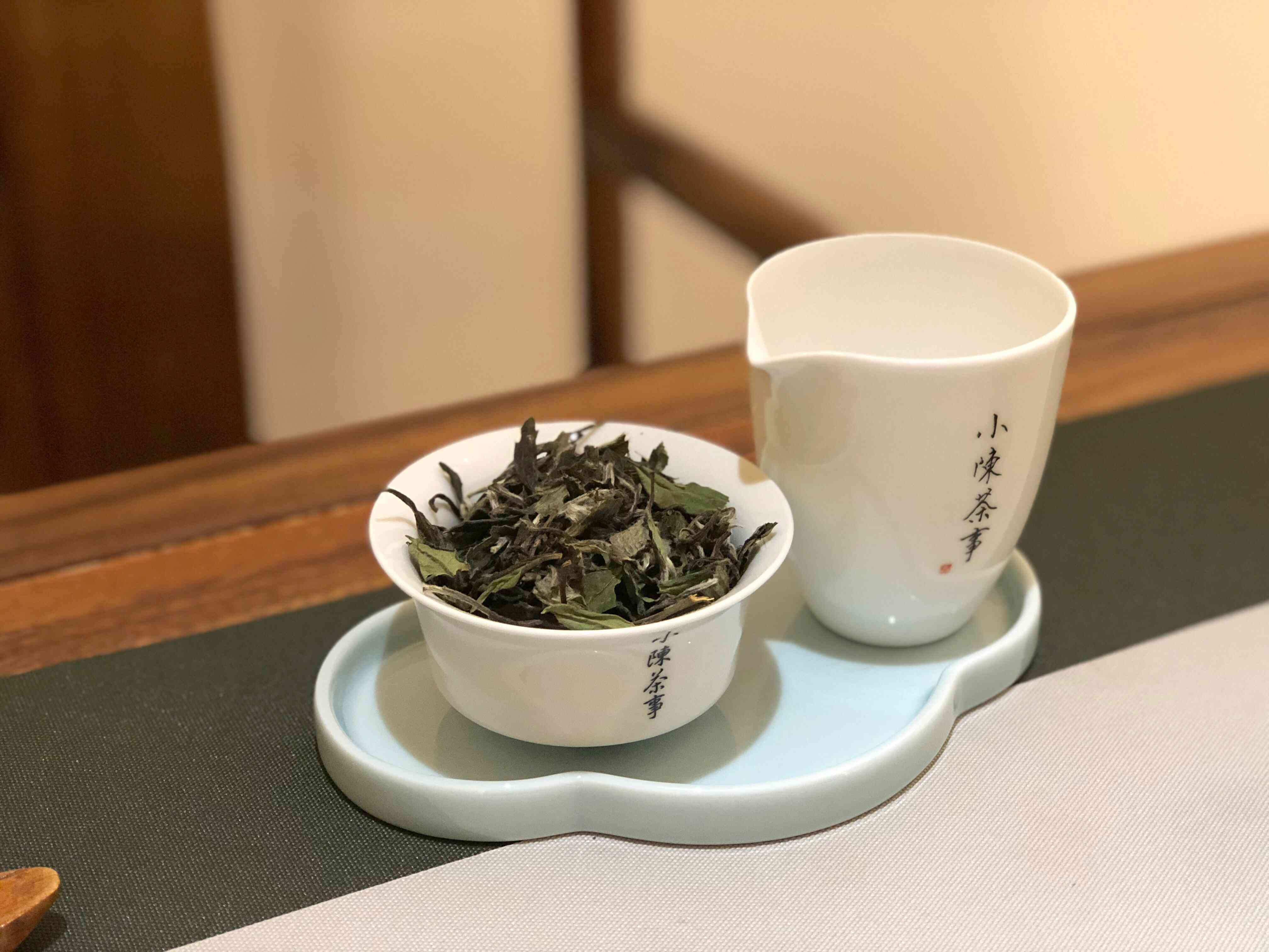 新如何选择适合的茶罐来存普洱茶？了解不同材质与形状的优缺点