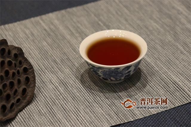 普洱茶包括哪些类型的茶：普洱生茶、普洱熟茶、普洱砖茶、普洱沱茶等。