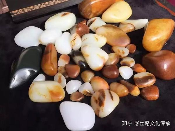 和田玉的颜色变化与其功效是否相关：探讨不同成色的和田玉的功效差异