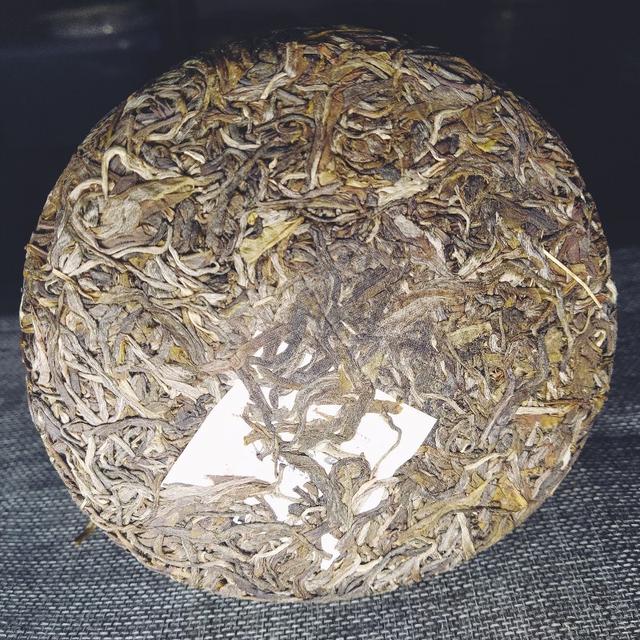 新云南普洱茶饼200克，精选古树小饼，展现地道生茶魅力