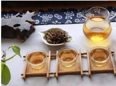 新 '普洱茶：熟茶与生茶的对比，哪种更适合你？'