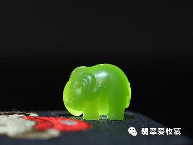 和田玉菠菜绿与粉青：哪种更好看？