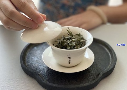 新 普洱茶冲泡前的洗茶步骤及其对茶叶品质的影响：哪些茶叶更适合？