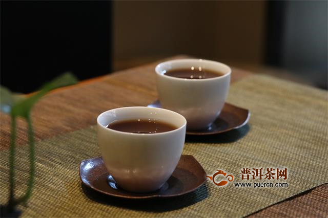 喝白茶和普洱茶的好处与适用人群：女生如何选择更适合的茶叶？