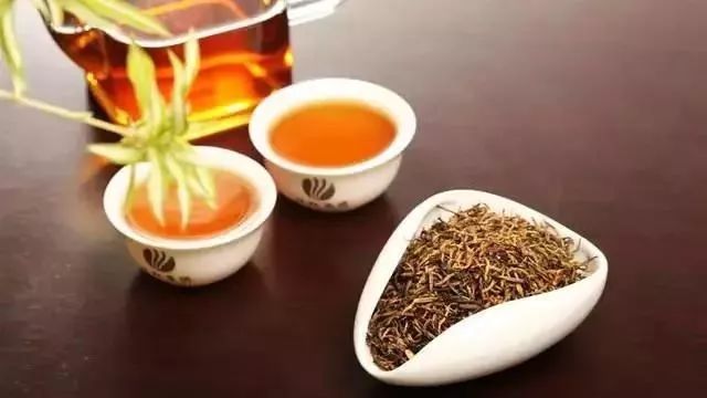 亲适宜饮用的茶叶种类：从健、功效到泡法，一应俱全的全面指南