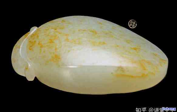 全面比较：七彩云南和7000年和田玉的品质、工艺与价值，助您轻松选购和田玉