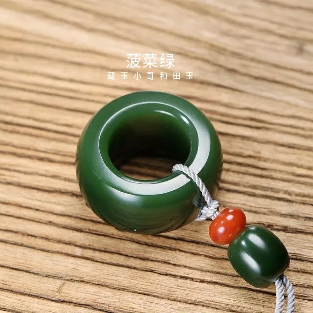 和田玉菠菜绿好还是苹果绿：一个全面的比较