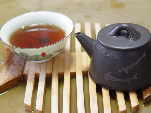 普洱茶和六堡茶是红茶还是白茶：探讨两种茶叶的分类问题。