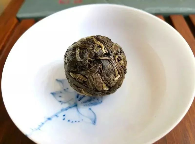 手工制作普洱茶龙珠：从选材到烘焙的艺术