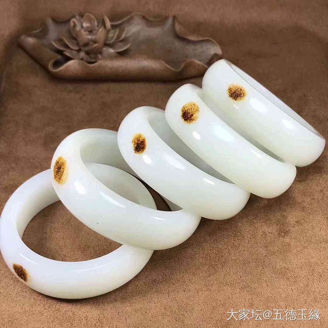 且末料与青海玉：和田玉中的两种珍品，哪个更胜一筹？