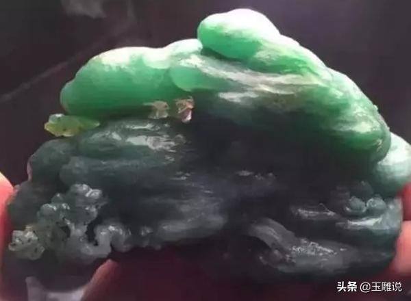 有绿色的翡翠吗？带绿色的翡翠叫什么，但是一点也不透，这种翡翠值钱吗？