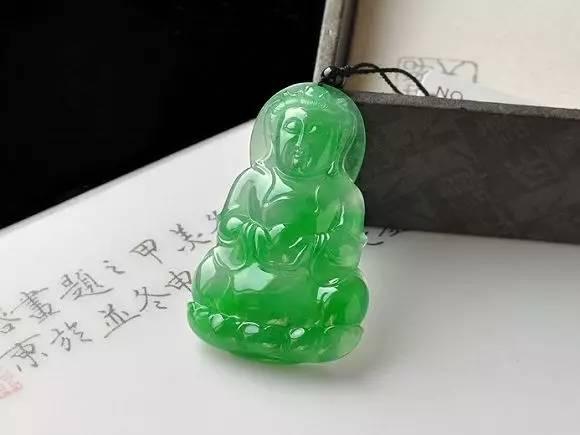 翡翠如来佛祖的寓意：祥瑞与智慧的象征