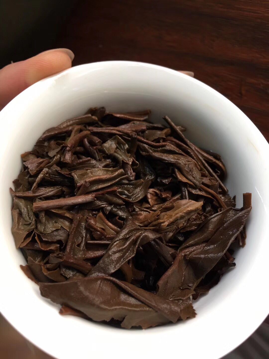 普洱茶发白的原因及解决方法：了解这些情况，让您的普洱茶更美味