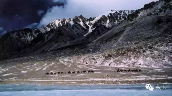 探秘神秘的和田玉龙河源头：雪山、峡谷与文化的交融之美