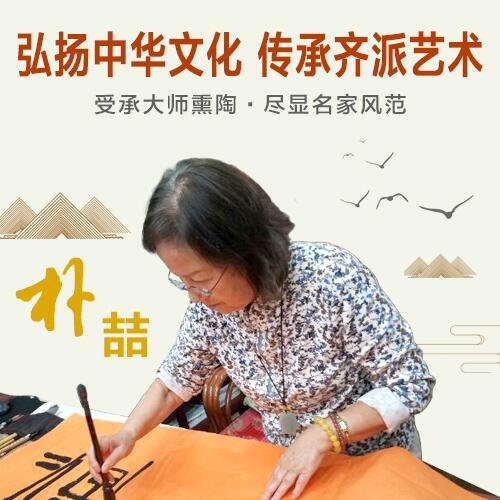 女人戴玉锁的含义：传承文化，寓意平安与幸福。