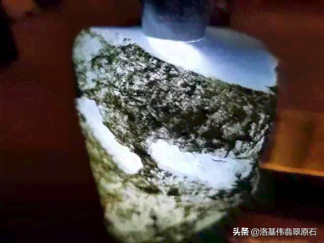 翡翠磨成粉的用途及注意事项：可食用吗？如何正确处理翡翠粉末？