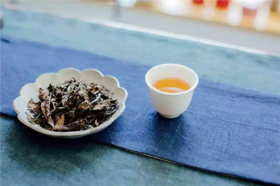 老白茶和普洱茶口感区别在哪：探究两种茶叶的独特韵味