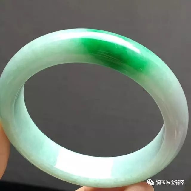 关于玉镯直径60mm,如何确定合适的圈口尺寸？