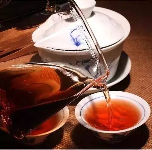 普洱茶搭配餐食：喝法揭秘