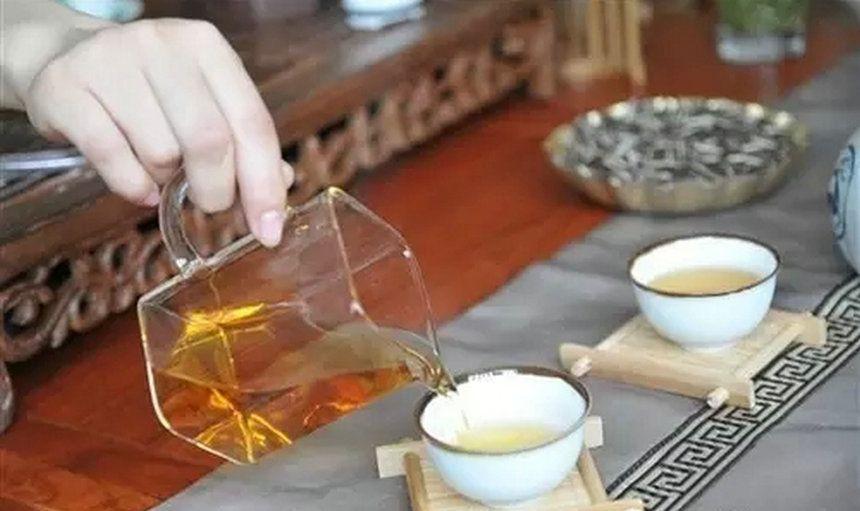 普洱茶的苦涩味道：成因、品饮技巧及适宜搭配