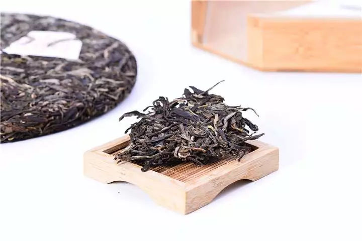 新  精选普洱茶饼，手工包装，原生态古树普洱，口感醇厚的独特体验