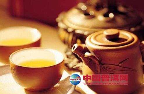 喝普洱茶生茶禁忌食物及注意事项：避免空腹、酒后、感冒发烧时饮用。