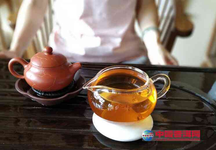 普洱茶紫砂壶冲泡技巧：投茶量、注意事项与壶型选择