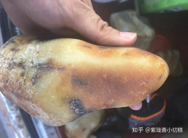 叶尔羌河产和田玉籽料么？叶尔羌河籽料原石特征，叶尔羌河玉石品质和照片。