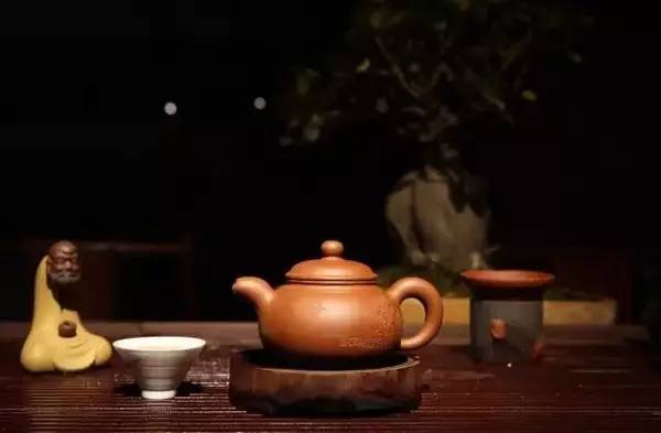 普洱茶冲泡：用茶壶还是茶碗更宜？