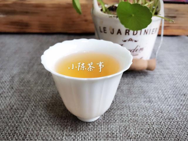 缓解喉咙痛的饮品选择：白茶、普洱茶及女性适宜度探讨