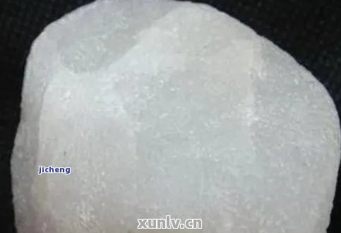 石英岩玉石的晶体结构排列为正六方柱晶系。