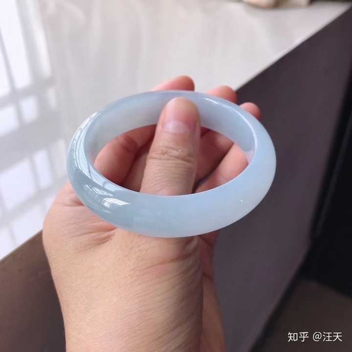 玉镯看起来水灵灵的正常吗？